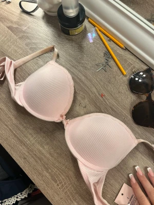 Push up bh  - Rosa gullig push up bh. Vet ej storlek men funkar som 75a-80a 75b-80b