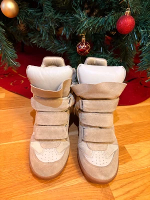 Beige mocka kängor med kardborre - Isabel Marant skor Jag köpte skorna förra året och har använt dem sparsamt så de är i fint skick ☺️ köpte dem på Isabel Marant butiken på NK i Stockholm 💕