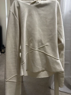 Vit hoodie med struktur och sömdetaljer - Vit hoodie med snygg mönstring. Aldrig använd 