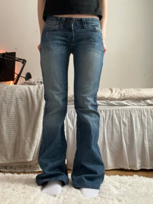 vintage low rise mörkblåa bootcut jeans - Pris kan diskuteras Framgren (rise): 16 cm Midjemått tvärs över: 35 cm  Innerbenslängd: 79 cm 