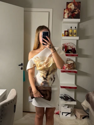 Vit klänning med mönster - Vit ensidig offshoulder klännibg med tryck🤍.               Nypris 739:-