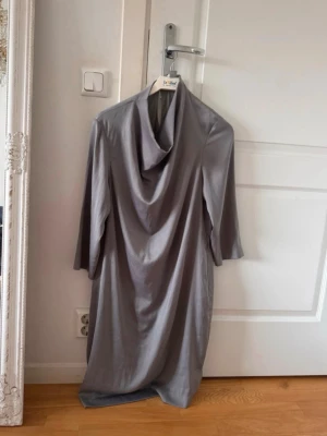 Grå satin klänning  - Säljer en stilren grå klänning 