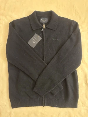 Mörkblå ziptröja från Bondelid - Säljer en mörkblå zip-kofta från Bondelid i storlek M. Helt ny, prislapp tillkommer! 