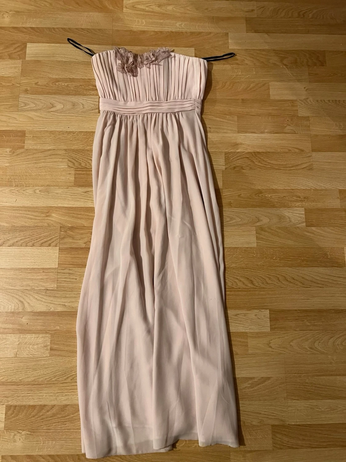 Ljusrosa långklänning med spetsdetaljer