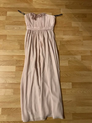 Ljusrosa långklänning med spetsdetaljer - Balklänning med detalj 250kr