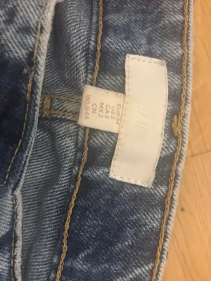 Blå jeans från H&M, storlek 34-36 - Snygga blå jeans från H&M, Lindex, clothing project i storlek 34-36  Jeansen har klassisk passform med raka ben och är tillverkade i bomull. Perfekta för dig som gillar en enkel och tidlös stil. 1,2 är Str 34 3,4 är Str 36