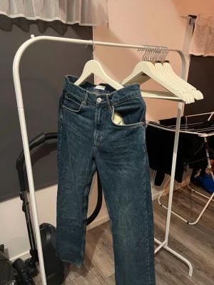 Mörkblå raka jeans - Klassiska mörkblå jeans med rak passform och fem fickor. Jeansen har normal midja och är tillverkade i ett robust denimtyg. Perfekta för en avslappnad och stilren look. Köpt från Zara för något år sedan. Max använda 5 gånger. Passar perfekt i längd för mig som är 186. Men är som 31 eller 30 i midja.