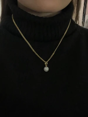 Pärlhalsband - Fint halsband mer ett pärlhänge! Längd 45-50 cm🌟Köpt från Alvaz essentials