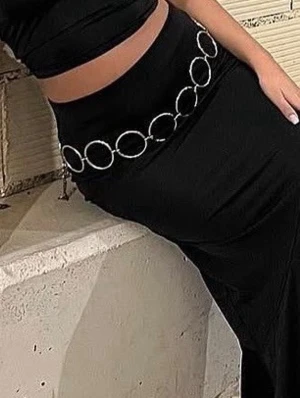 Silvrigt kedjebälte med stora ringar - Trendigt bälte i silverfärgad metall med stora, runda ringar som kedja. Perfekt accessoar för att lyfta en outfit och ge en cool, modern vibe. Passar snyggt till både kjol och byxor.