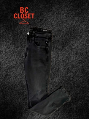 Replay anbass mörkgrå W32 L32 (FRI FRAKT!!) - Snygga mörkgrå jeans från Replay i modellen ”anbass”! Jeansen är i storlek W31/L32.. Priset är diskuterbart, kontakta mig för alla frågor och funderingar! ✅🤝