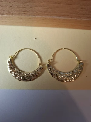 Guldpläterade halvmåneörhängen - Fler fina accessoarer finns på min profil 💍  More exquisite accessories on my profile listings.