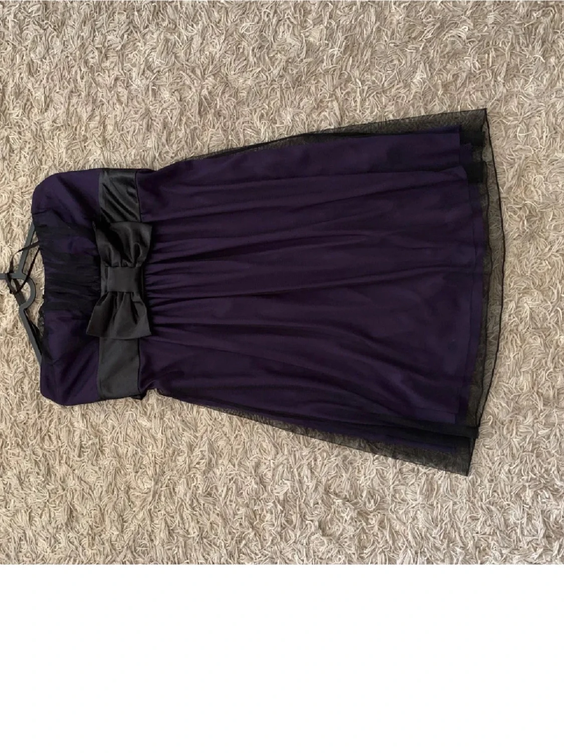 Mörklila axelbandslös klänning med rosett - 2