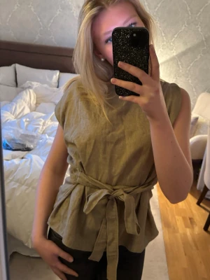 Beige topp från Zara  - Snygg beige linnetopp med knytband i midjan som ger en fin extra detalj🤍