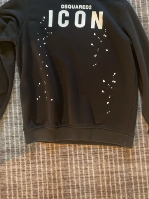 Svart Dsquared2 ICON hoodie XL - Svart dsquared icon som e i super fin skick nästan helt ny, använder inte den längre 