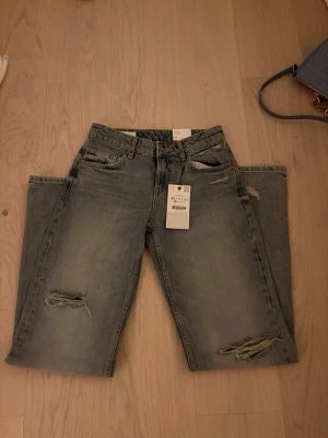 Lowwaist jeans - Jättefina lågmidjade jeans från zara i storlek 34. Helt nya med lappen kvar!💞