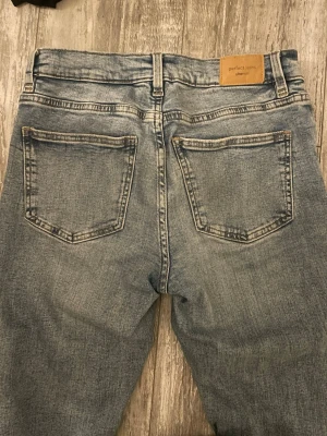 Ljusblå bootcut perfect Jeans - Jeansen har klassisk femficksdesign, låg midja och snygg tvättad look. Tillverkade i denim med en skön passform som sitter tajt upptill och släpper nedtill. 