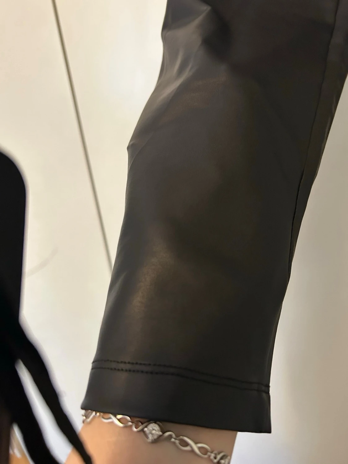 Svarta leggings i fuskskinn - 3
