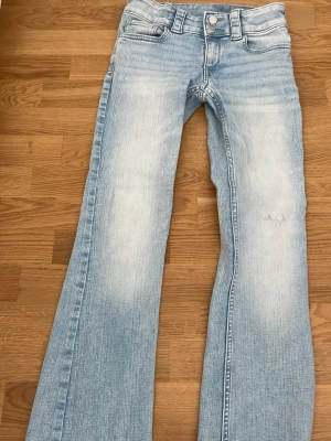 Jeans - Ljus blåa jeans från hm, har ett litet skrapsår på knät men inget som syns! Low waist botcut!