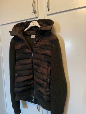 Moncler cardigan - Intressekoll på denna super sällsynta moncler maglione cardigan! Jackan är super limiterad och såldes endast till monclers främsta kunder i Asien. Vilket gör denna en av ändå i Europa just nu! Nypriset var 19000 och vill inte ha några skambud. Skicket är 9,5/10. Självklart äkta! Har flera bevis på det samt industritag som man kan kolla upp själv.