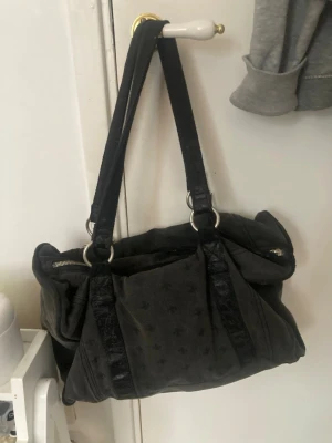 Svart väska💕 - Svart väska med lite mönster på ifrån Friis Company. Ganska sliten men fortfarande väldigt fin och rättså rymlig💕