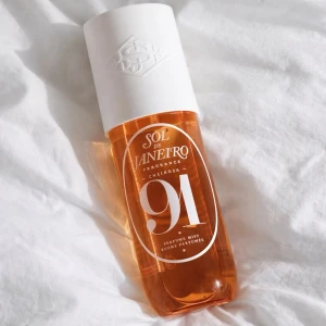 Sol De Janeiro 91 – Parfymmist – 90ml – LÄS HELA ANNONSEN! - Upplev den varma, sensuella doften av Cheirosa 91 från Sol De Janeiro som enbart är test sprejad 1 gång, en lyxig parfymmist som fångar känslan av solkysst hud & brasiliansk elegans. Doften är rik & beroendeframkallande med djupa, varma noter som ger en sofistikerad och inbjudande karaktär, perfekt för både vardag & kväll. FÖRST TILL KVARN!‼️GÄLLER EJ I BUNDLEN‼️