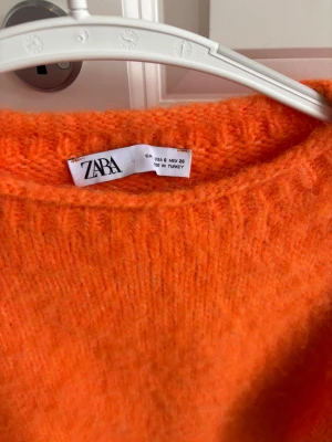 Orange stickad tröja från Zara - Stickad tröja från Zara i strl S! Endast använd fåtal gånger. Super bra skick