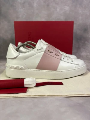 Rosa Valentino Open Skor - Stl 37,5 - Fina Valentino Skor i färgen rosa! 🌷| Mycket bra skick: 9/10, en liten slitning (se sista bilden), märks ej vid användning |  Stl: 37,5 | Ingår vid köp: Skorna, boxen, dustbag, extra skosnörren | Hör av dig vid frågor eller om du vill ha fler bilder 🙌