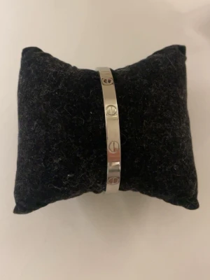  Love armband i silver - Helt ny!! Stainless. Finns I sliver, guld och rosé guld 