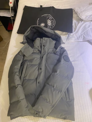 Canada goose black label Wyndham grå - Tjena! Jätte fin jacka i fint skick. Påsen pälsen och väskan ingår så klart. Vid fråohörö hör av er 