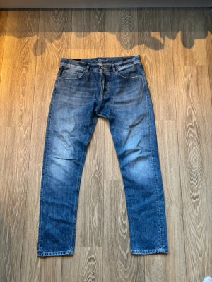 Dondup jeans - Hej! Säljer nu dessa skit snygga dondup jeansen i storlek 34. Ny pris cirka 4000 kr. Mitt pris 499 kr! Vid minsta lilla fundering är de bara att höra av sig!