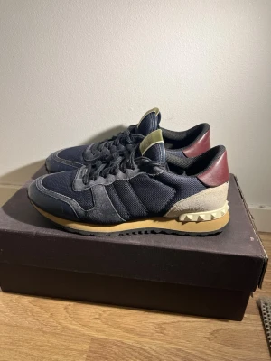 Valentino rockrunners 42 - Nu säljer vi ett par otroligt feta blåa valentino rockrunners i storleken 42! Skicket är 8,5/10! Tveka inte på att höra av dig vid minsta fundering!🤩