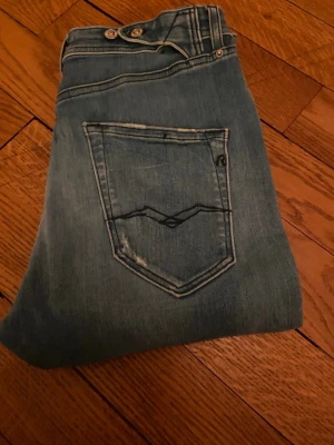 Ljus blå replay jeans  - Snygga ljus blå  jeans från replay waist 24 length 28 har en slim/skinny look bra till sommarn är perfekt för ungefär 160 cm personer