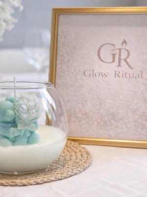 Alla hjärtans dag – den perfekta presenten till någon du älskar - Överraska din partner med en unik och handgjord doftljus från Glow Ritual – skapad för att sprida kärlek, värme och harmoni. Detta vackra ljus med en charmig björn och blomdetaljer är inte bara en dekoration, utan en symbol för omtanke och romantik. 🕯️🌸 Perfekt som present till: ❤️ din partner ❤️ någon du tycker om ❤️ eller som self-love present till dig själv Våra ljus är handgjorda med omsorg och noggrant utvalda dofter som skapar en lugn och kärleksfull atmosfär i hemmet.