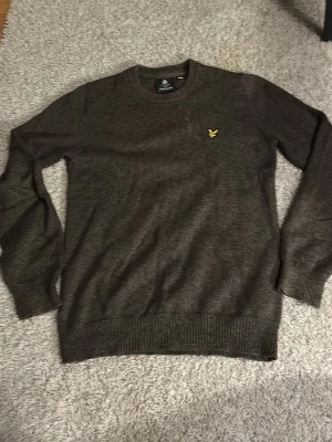 Mörkgrön stickad tröja Lyle & Scott - Mörkgrön stickad tröja från Lyle & Scott. Väldigt skön och snygg, har inte använt den så många gånger. Passar storlek S men det står XS men den är lite stor för att vara XS