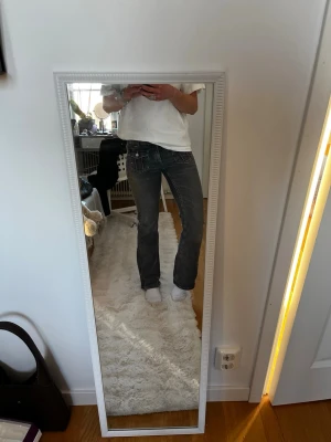 Lågmidjade jeans  - Mörkgrå lowwaist jeans med unika fickor framtill, älskar modellen men kommer inte till användning. När xs normalt, med dessa i 158 passar💞
