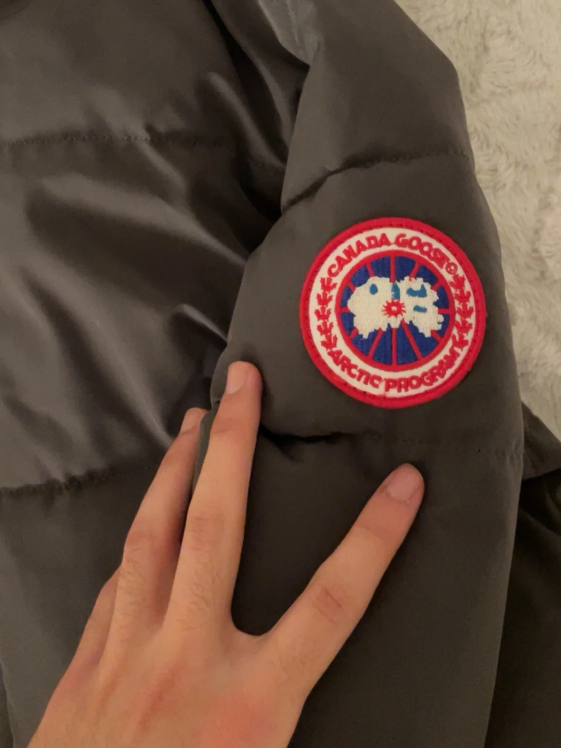 Grå pufferjacka från Canada Goose - 3