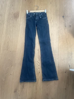 Lowrise jeans - Populära mörkblå bootcut jeans från subdued som tyvärr inte kommer till användning längre. Tryck köp nu eller hör av dig angående frågor❣️