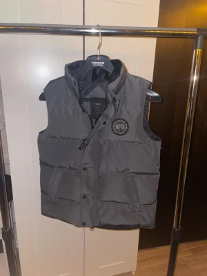 Canada goose väst med black label - Säljer en fräsch canada goose med black label😊👍 Den är väldigt snygg och perfekt nu inför våren💯. Skriv gärna om ni har några funderingar!