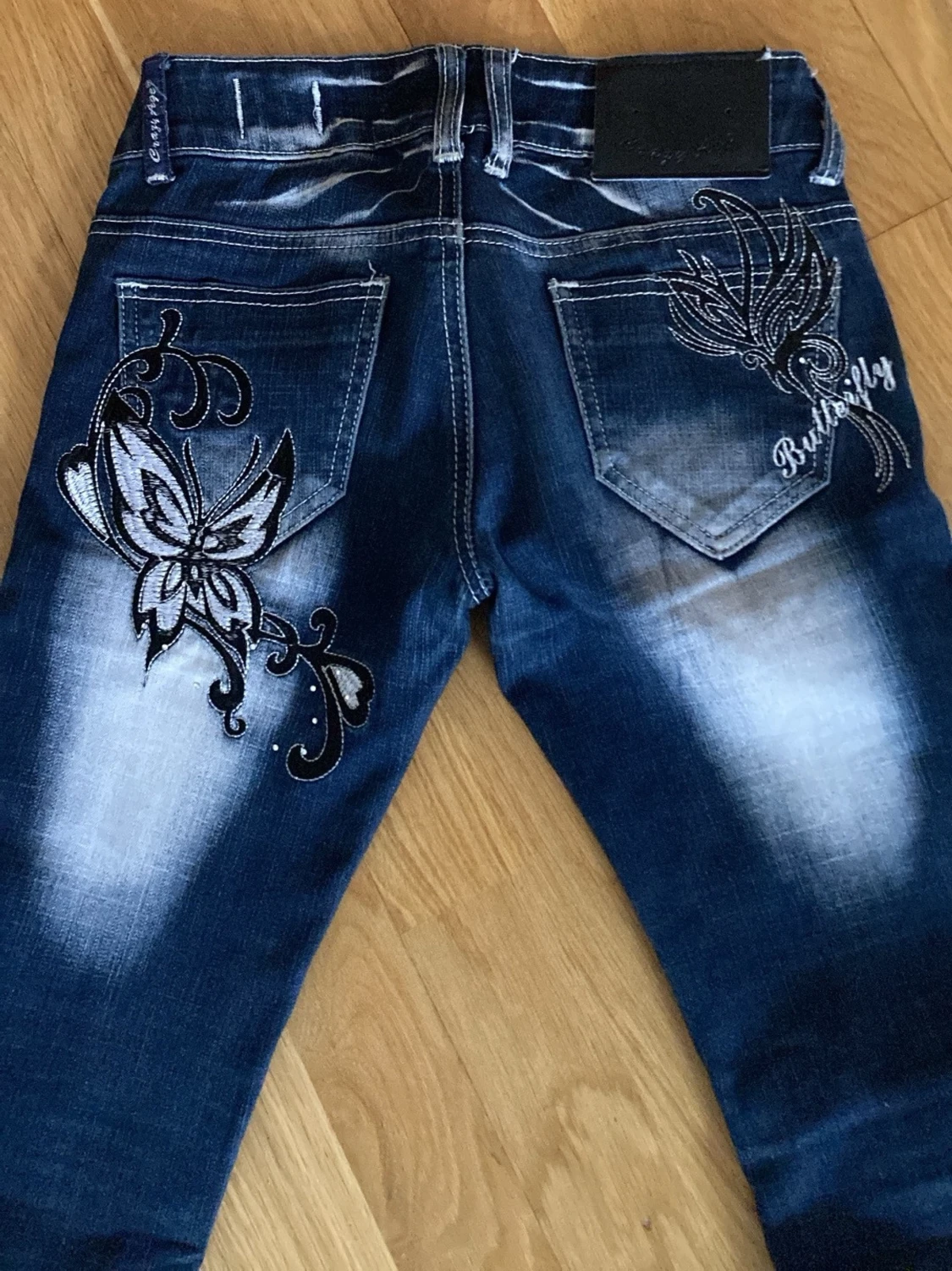 Blå bootcut jeans med fjärilsbrodyr - 1