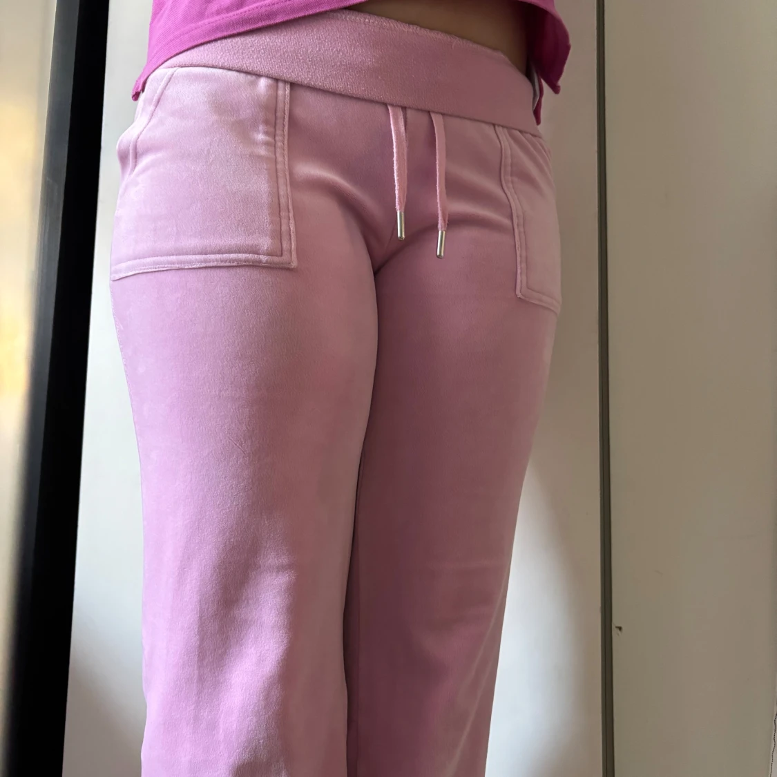 Rosa mjukisbyxor med fickdetaljer