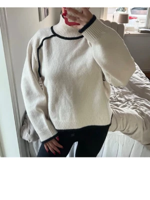 Stickad tröja  - Stickad polo. Liten i storleken, passar mig som vanligtvis har storlek S