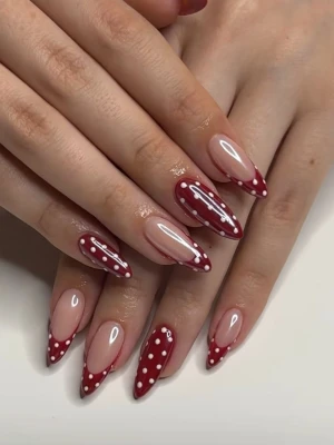 ✨Handgjorda lösnaglar✨ - Röd nageldesign med vita prickar. Skriv gärna vid beställning, önskemål eller frågor!💖