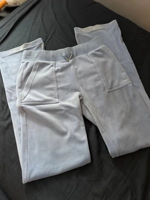 Ljusblå byxor från Juicy Couture - Supermjuka ljusblå byxor från Juicy Couture i storlek xs