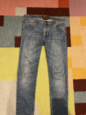 Jacob Cohen jeans - Tjenare! Säljer mina ruggigt snygga Jacob cohen jeans eftersom jag har fått för stora lår och dem passar inte längre. Dem är i fint skick men patchen lite sliten och har tappat hästskinnet på. Dem sitter slim så om du har w30 och stora lår så kanske dem är lite för små så dem sitter små i storleken om jag fick säga det från mitt håll Nypris 4000-6000 så jag säljer till ett rimligt pris. Byten funkar också😁.Skriv om du har några frågor så svarar jag snabbt!