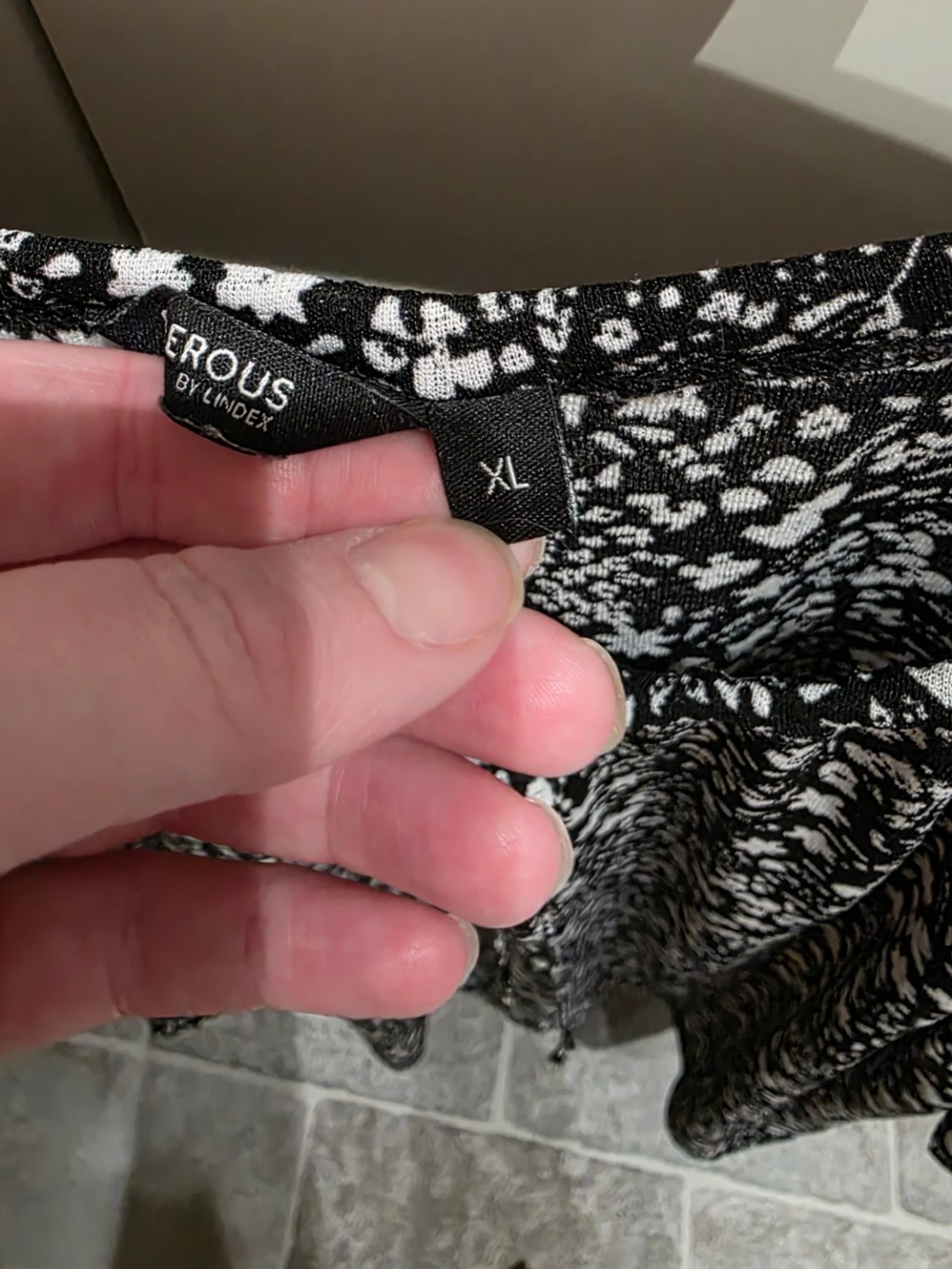 Svart blommig kortklänning - 3