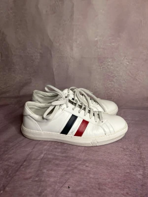 Moncler skor - Mycket fint skick | Size 42 | fraktar inom 24 timmar | för att köpa klicka ”köp nu” | vid frågor eller funderingar skriv en meddelande | följare får bättre rabatter🙌