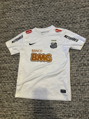  Santos FC tröja - Riktigt fet matchtröja! Tröjan är i bra skick. Priset är billigt av en anledning 😉