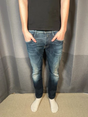 Replay anbass jeans - Tja!| Säljer detta paret feta jeans från Replay!| Modell:Anbass!| Kontakta mig vid minsta fråga!| Pris alltid diskuterbart!| //Nils- Modellap saknas, men sitter som 31/30!