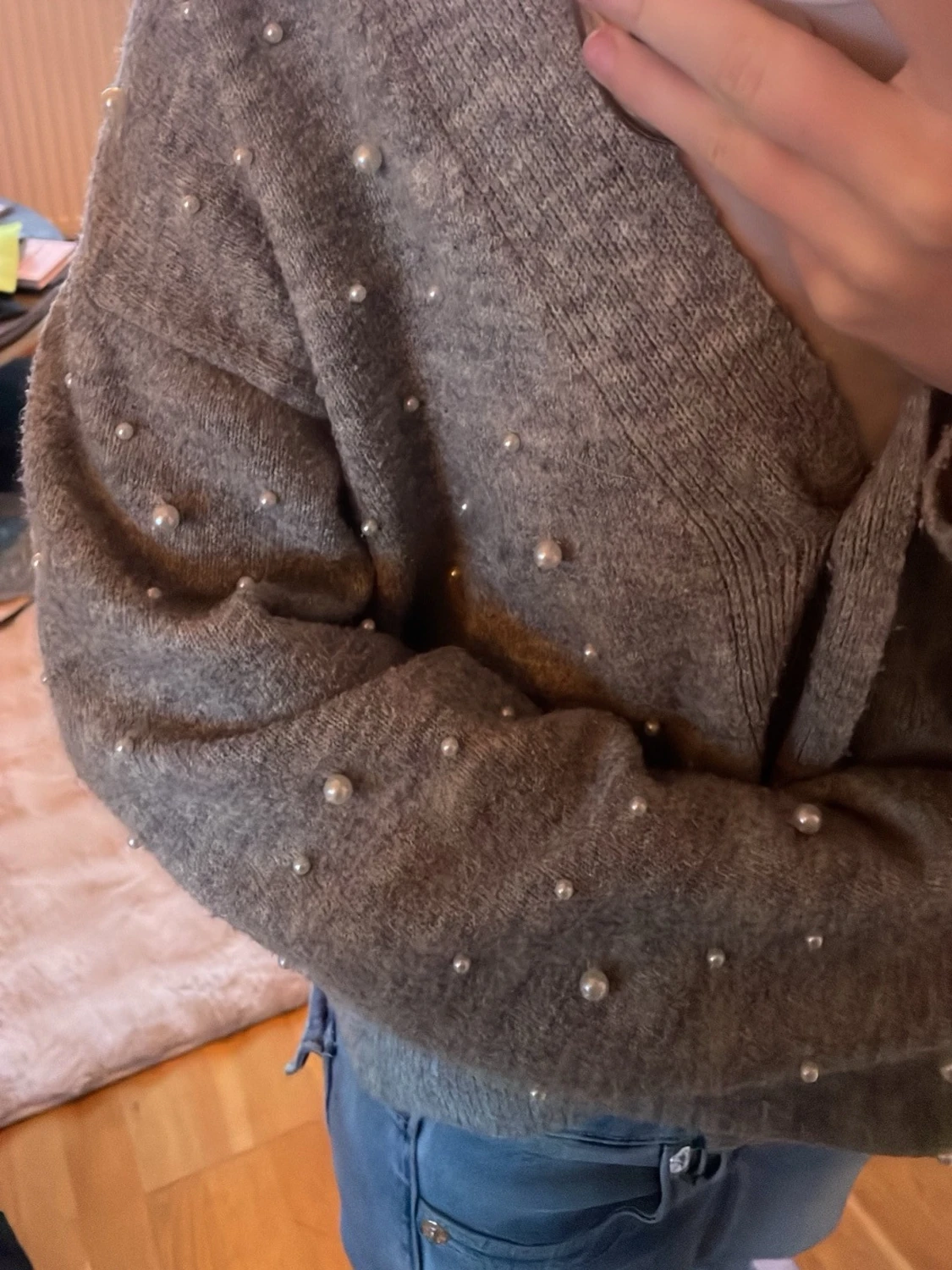 Grå kofta med pärlor - 1