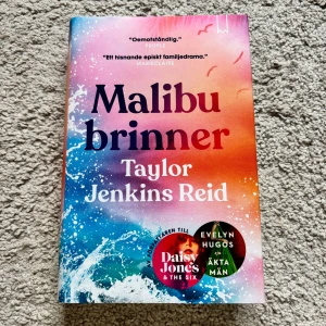 Malibu brinner - Taylor Jenkins Reid - Inbunden, oläst, svensk text!! säljer även massor av andra böcker!!